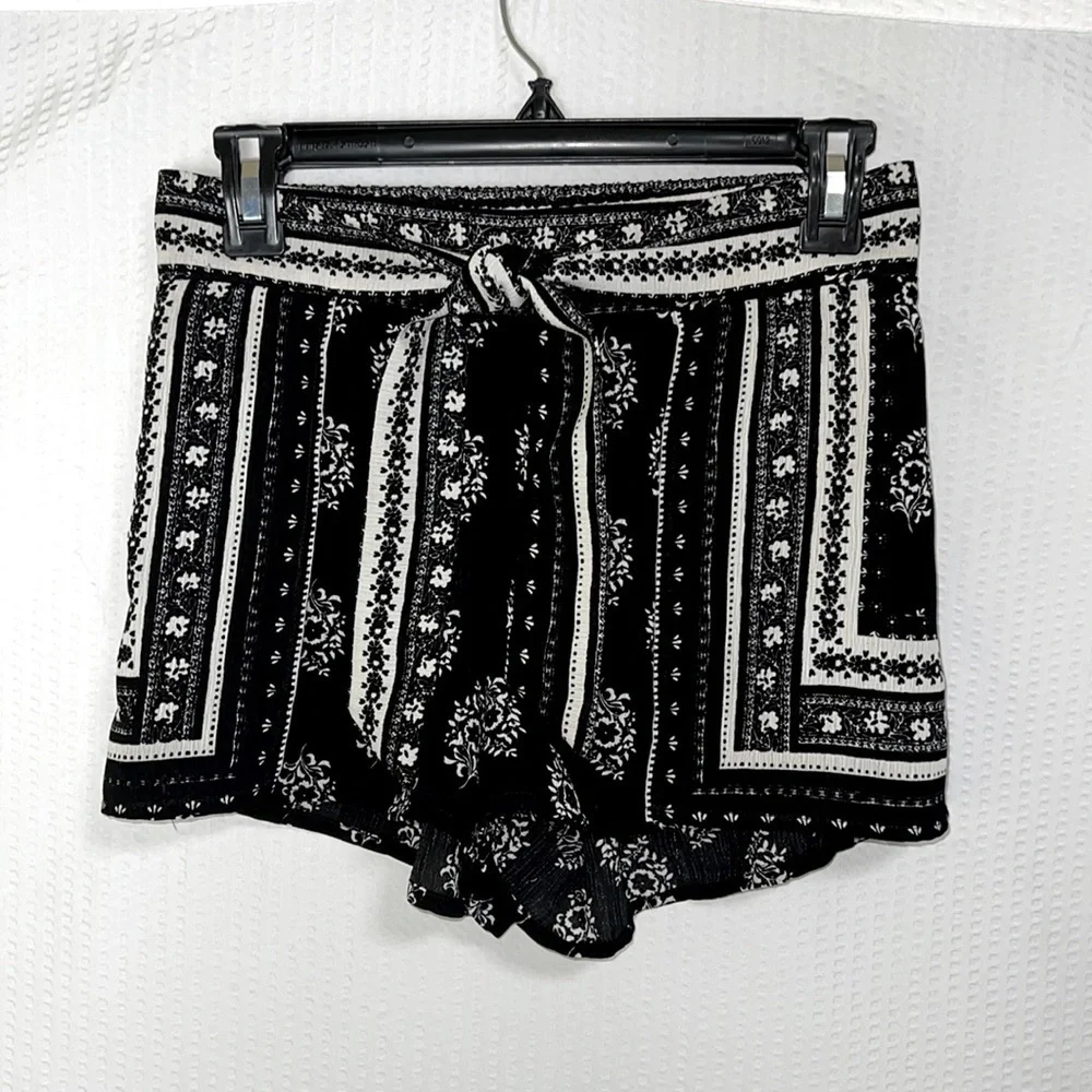 Socialite Black & White Flowy Boho Floral Print Tie Waist Shorts - Size XS
